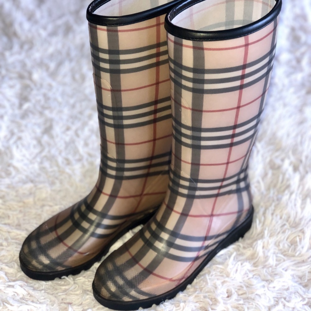 Burberry Rainboot in Cream original print. Size 10/Eur 40. Made in Italy.